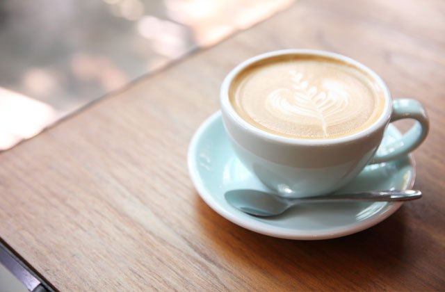 Cappuccino mit Latte-Art Herz in hellblauer Kaffeetasse