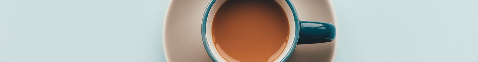 Espresso in blauer Kaffeetasse auf weißer Untertasse