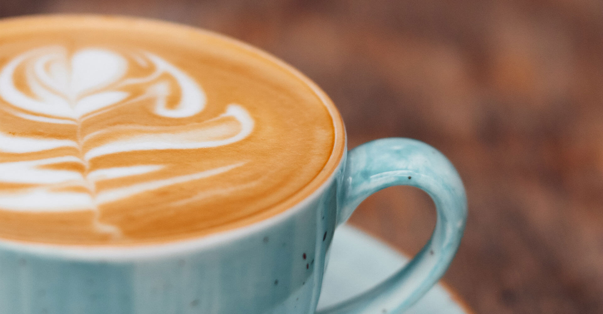 Cappuccino mit Latte-Art-Herz in hellblauer Tasse