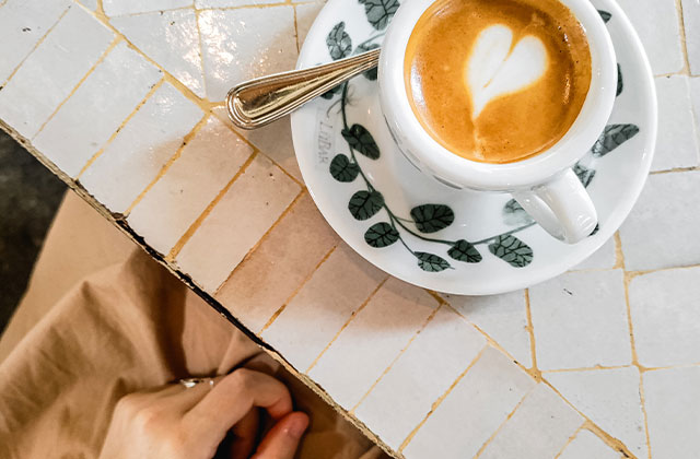 Latte-Art-Herz Espresso in weiße Tasse auf Mosaiktisch