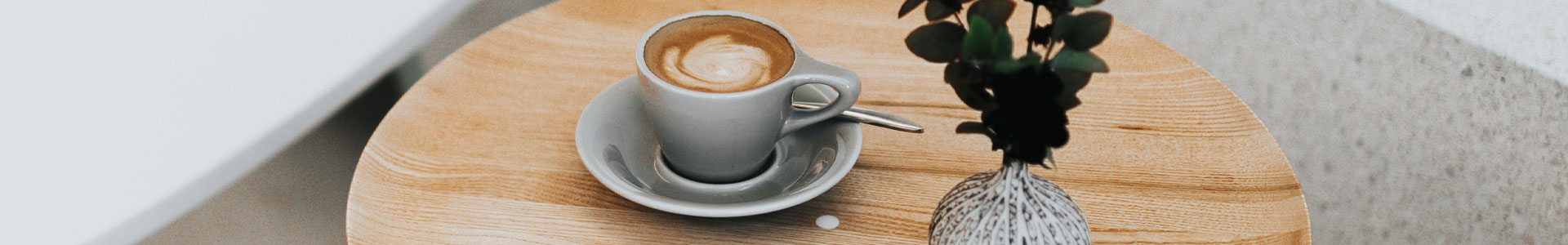 Espresso in weißer Tasse auf rundem braunen Tisch