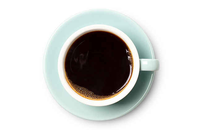 Kaffee schwarz in weißer Tasse auf weißer Untertasse